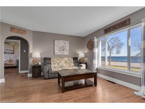 5153 Bath Rd Road, Bath, ON - Indoor Photo Showing Living Room