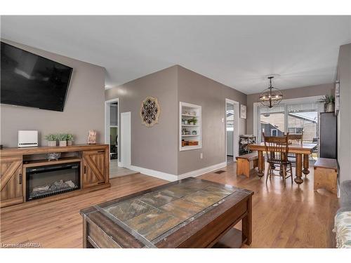 5153 Bath Rd Road, Bath, ON - Indoor Photo Showing Living Room