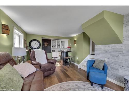 5153 Bath Rd Road, Bath, ON - Indoor Photo Showing Living Room