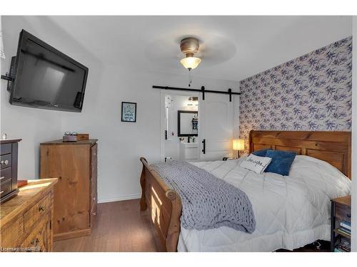 5153 Bath Rd Road, Bath, ON - Indoor Photo Showing Bedroom