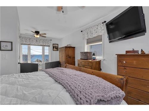 5153 Bath Rd Road, Bath, ON - Indoor Photo Showing Bedroom