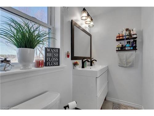 5153 Bath Rd Road, Bath, ON - Indoor Photo Showing Bathroom