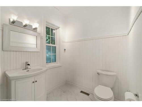 94 King Street, Chesterville, ON - Indoor Photo Showing Bathroom