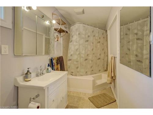 549 Alfred Street, Kingston, ON - Indoor Photo Showing Bathroom