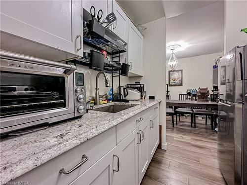 203-17 Eldon Hall Place, Kingston, ON - Indoor Photo Showing Kitchen