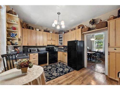 159 Montreal Street, Kingston, ON - Indoor Photo Showing Kitchen