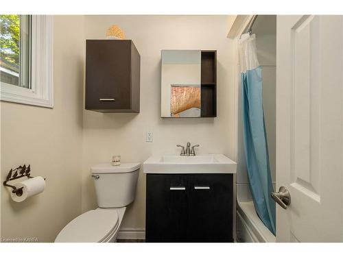 6868 Smith Lane, Perth Road Village, ON - Indoor Photo Showing Bathroom