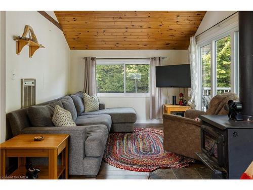 6868 Smith Lane, Perth Road Village, ON - Indoor Photo Showing Living Room