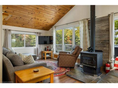 6868 Smith Lane, Perth Road Village, ON - Indoor Photo Showing Living Room