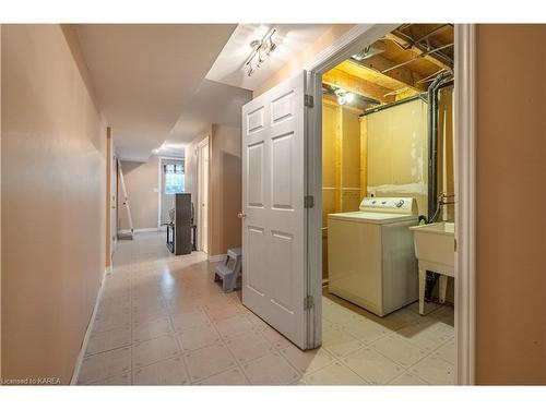 1386 Brackenwood Crescent, Kingston, ON - Indoor Photo Showing Laundry Room