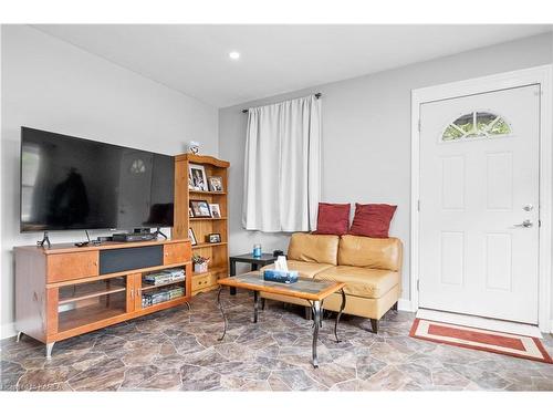 89 Dundas Street W, Napanee, ON - Indoor Photo Showing Living Room