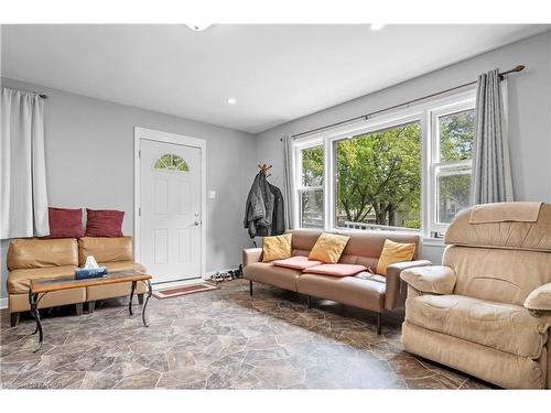 89 Dundas Street W, Napanee, ON - Indoor Photo Showing Living Room