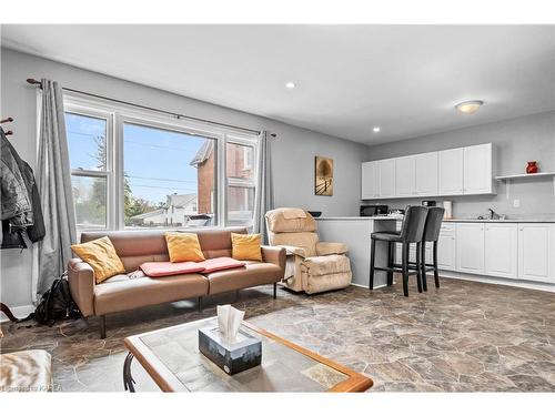 89 Dundas Street W, Napanee, ON - Indoor Photo Showing Living Room