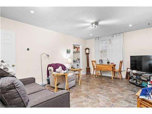 89 Dundas Street W, Napanee, ON - Indoor Photo Showing Living Room