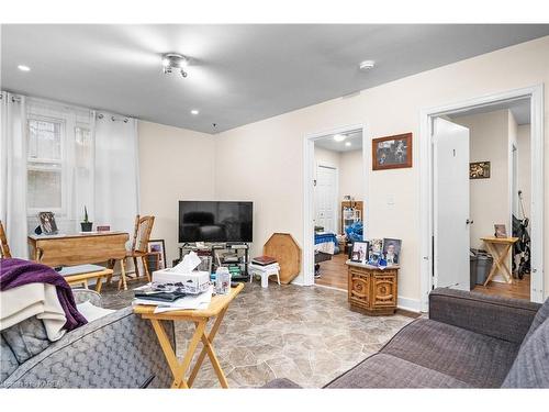 89 Dundas Street W, Napanee, ON - Indoor Photo Showing Living Room