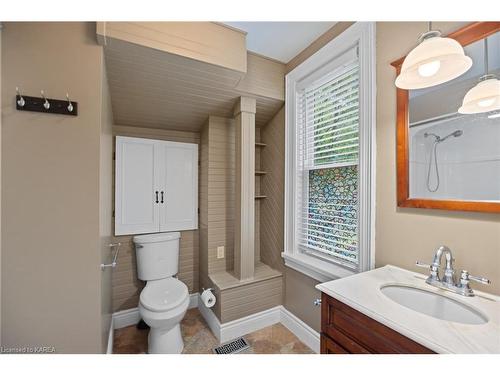 195 Market St Street, Gananoque, ON - Indoor Photo Showing Bathroom