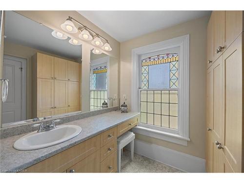 195 Market St Street, Gananoque, ON - Indoor Photo Showing Bathroom