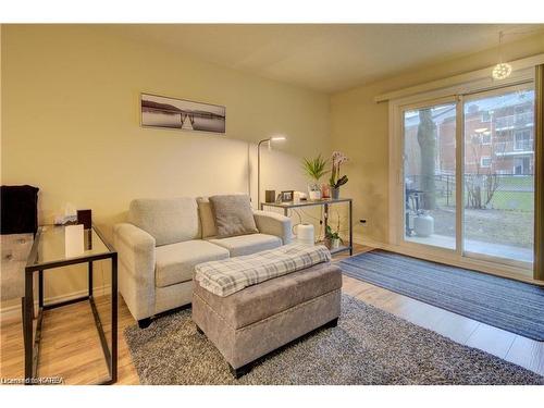 107-573 Armstrong Road, Kingston, ON - Indoor Photo Showing Living Room