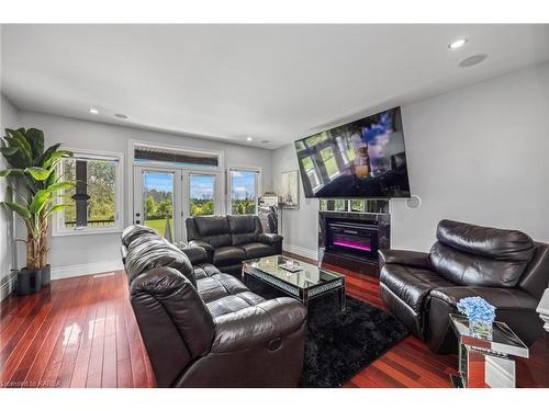 1058 Lucas Road, Odessa, ON - Indoor Photo Showing Living Room