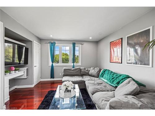 1058 Lucas Road, Odessa, ON - Indoor Photo Showing Living Room