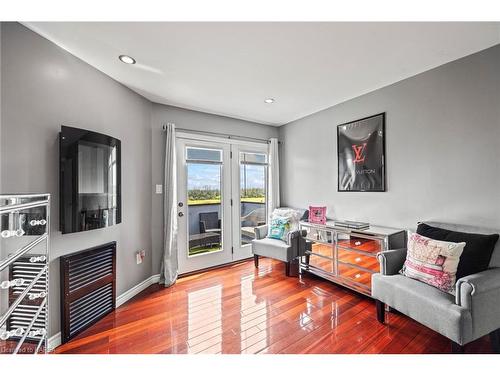 1058 Lucas Road, Odessa, ON - Indoor Photo Showing Living Room