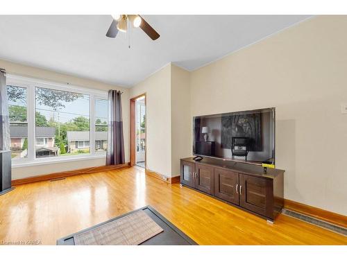 103 Orchard Drive, Belleville, ON - Indoor Photo Showing Living Room