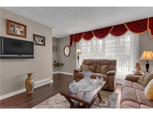 187 Sutherland Drive, Kingston, ON - Indoor Photo Showing Living Room