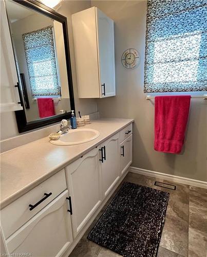 857 Peachwood Street, Kingston, ON - Indoor Photo Showing Bathroom