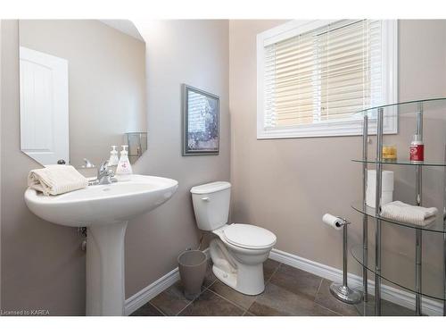 2630 Delmar Street, Kingston, ON - Indoor Photo Showing Bathroom