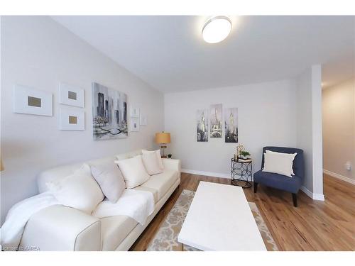 1-19 Kent Street, Kingston, ON - Indoor Photo Showing Living Room