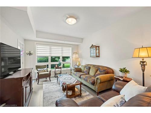 112-740 Augusta Drive, Kingston, ON - Indoor Photo Showing Living Room