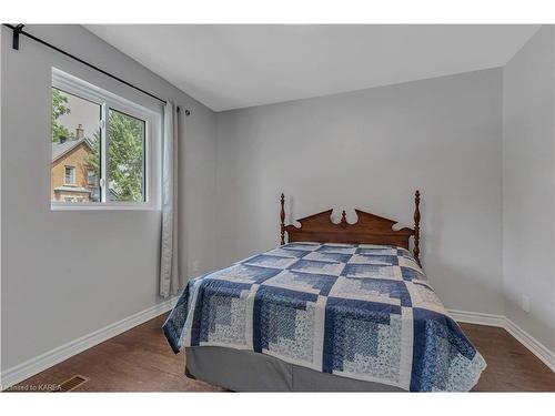 6 Pine Street, Kingston, ON - Indoor Photo Showing Bedroom