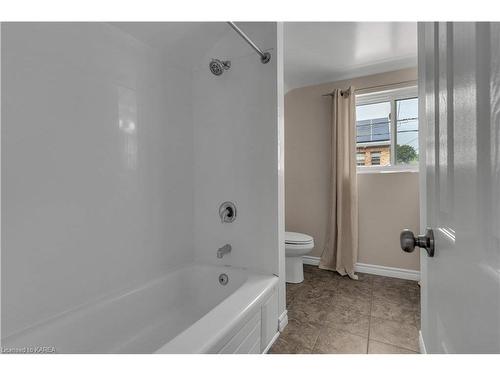 6 Pine Street, Kingston, ON - Indoor Photo Showing Bathroom