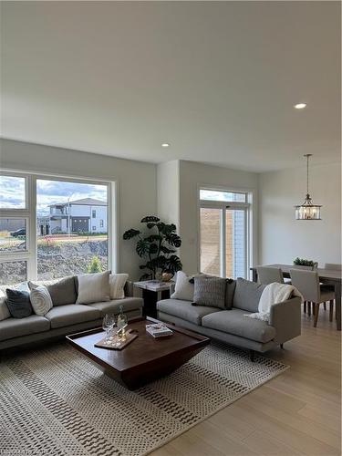 219 Superior Drive, Amherstview, ON - Indoor Photo Showing Living Room