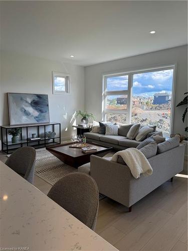 219 Superior Drive, Amherstview, ON - Indoor Photo Showing Living Room