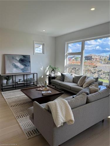 219 Superior Drive, Amherstview, ON - Indoor Photo Showing Living Room