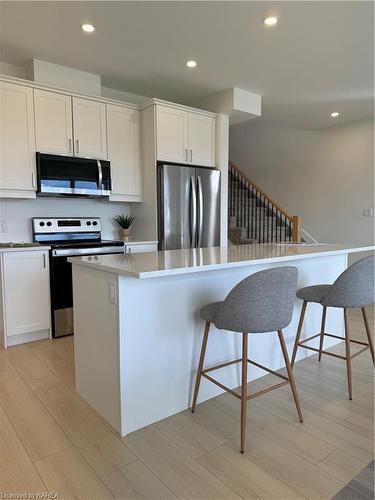 219 Superior Drive, Amherstview, ON - Indoor Photo Showing Kitchen