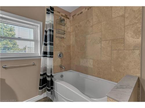 150 Patrick Street, Kingston, ON - Indoor Photo Showing Bathroom