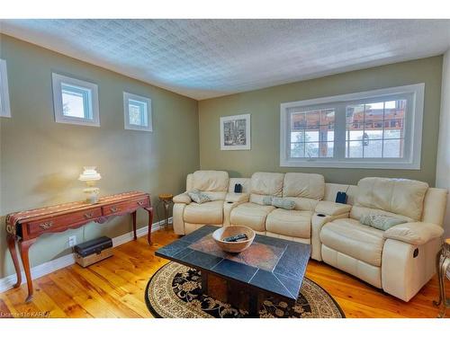 1221 Cp Lane, Arden, ON - Indoor Photo Showing Living Room