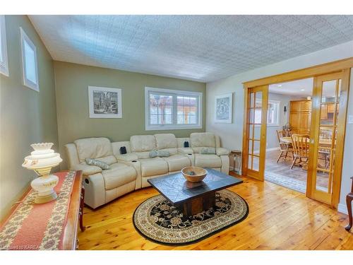 1221 Cp Lane, Arden, ON - Indoor Photo Showing Living Room