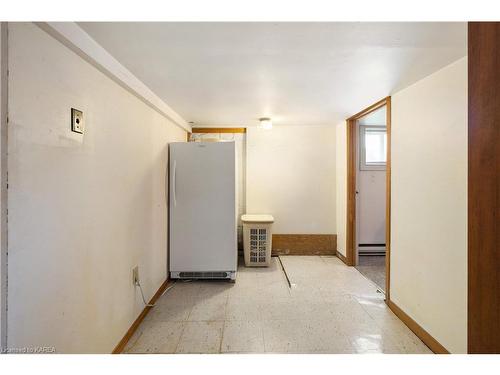 193 Pine Street, Kingston, ON - Indoor Photo Showing Other Room