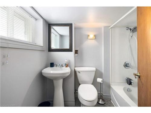 193 Pine Street, Kingston, ON - Indoor Photo Showing Bathroom