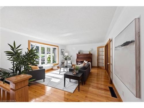 891 Safari Drive, Kingston, ON - Indoor Photo Showing Living Room