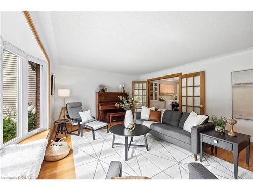 891 Safari Drive, Kingston, ON - Indoor Photo Showing Living Room