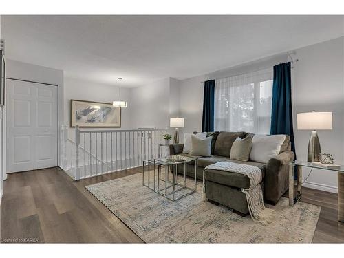 952 Old Colony Road, Kingston, ON - Indoor Photo Showing Living Room