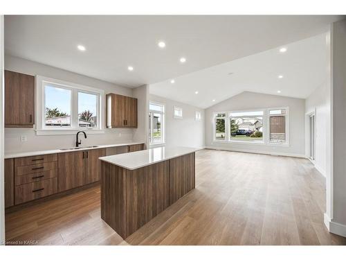 136 Mcdonough Crescent, Amherstview, ON - Indoor Photo Showing Kitchen With Upgraded Kitchen