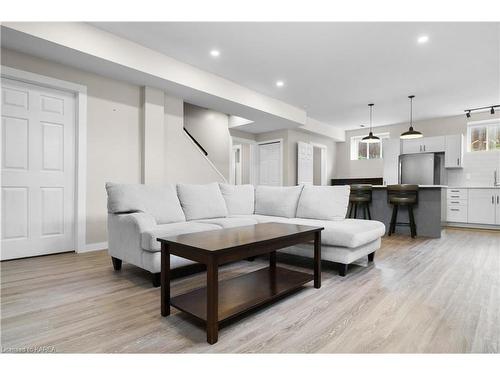 501 Savannah Court, Kingston, ON - Indoor Photo Showing Living Room