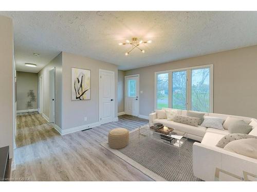 1-1344 Waverley Crescent, Kingston, ON - Indoor Photo Showing Living Room