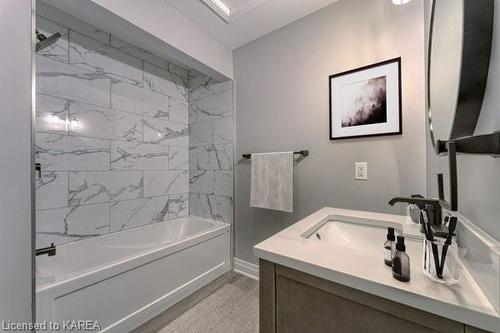 1-1344 Brackenwood Crescent, Kingston, ON - Indoor Photo Showing Bathroom