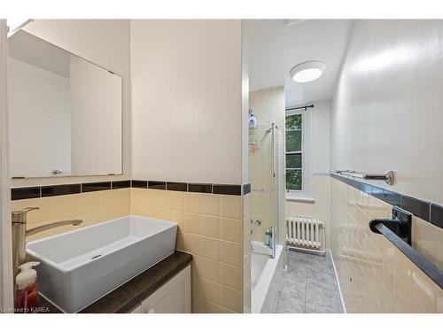 117/119 William Street, Kingston, ON - Indoor Photo Showing Kitchen